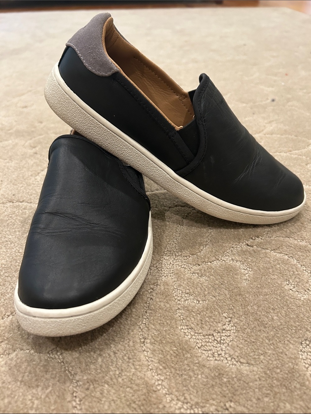 UGG Cas slip-on sneakers in black Sz 8